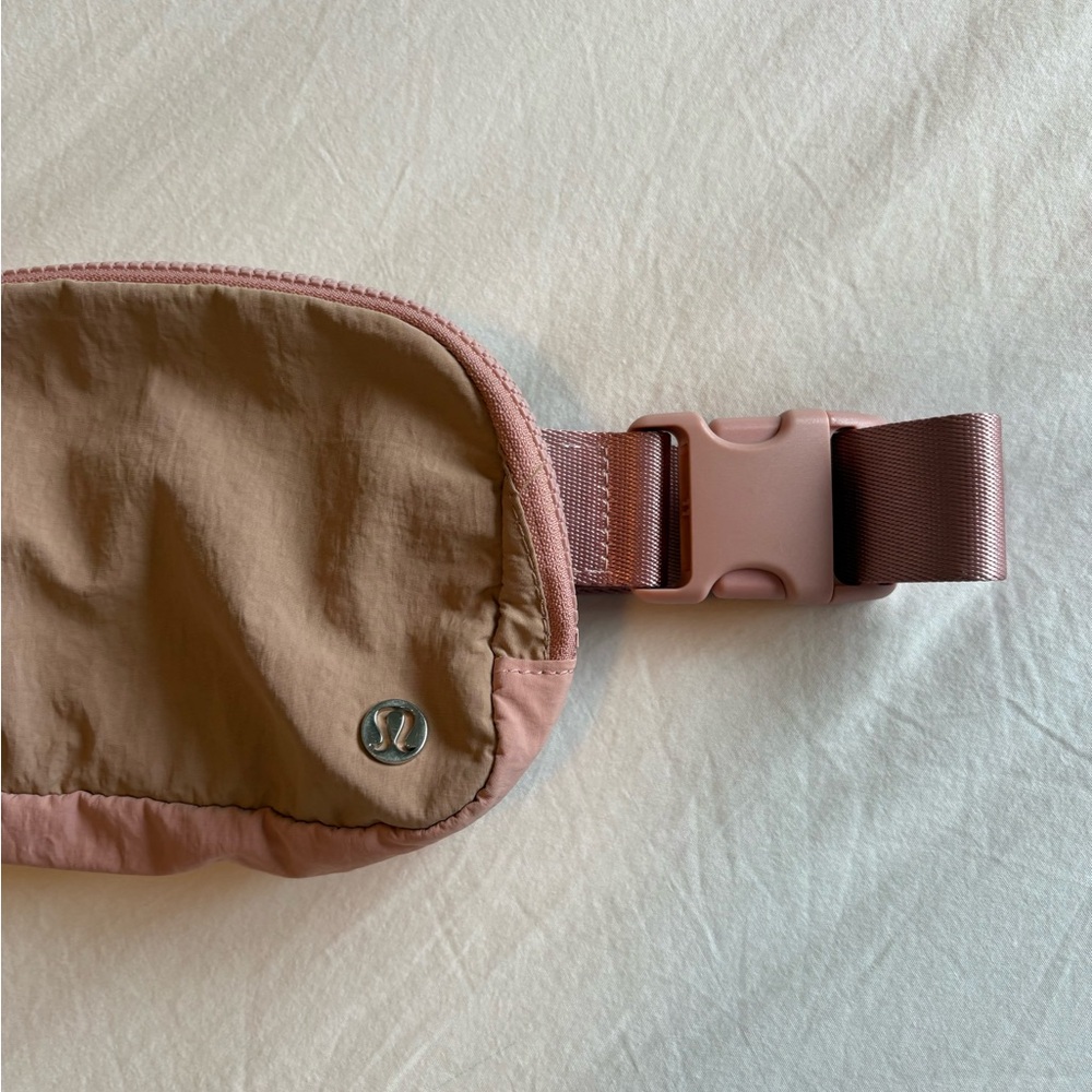 Lulu Lemon Everywhere Belt Bag 1L Blush - Picture 4 of 7